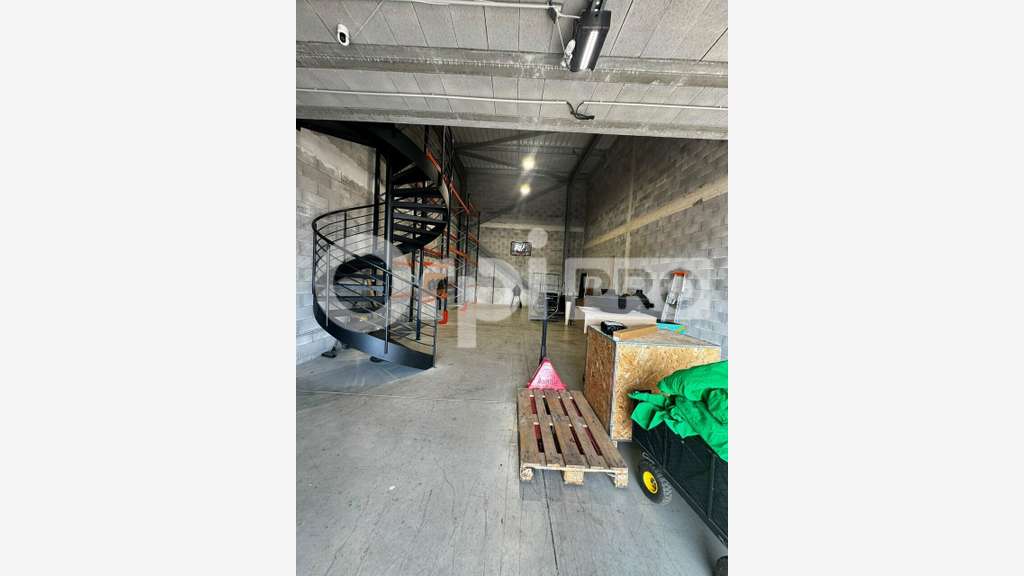 Local d'activité 145m² à louer ZAC de Castries