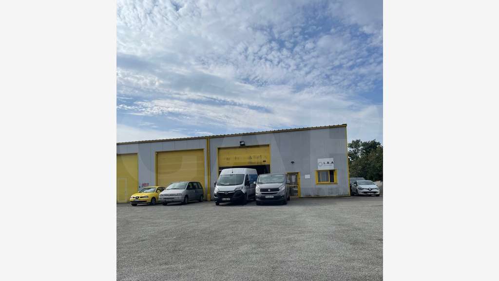 A louer local 457m² en zone dynamique de Caudan 