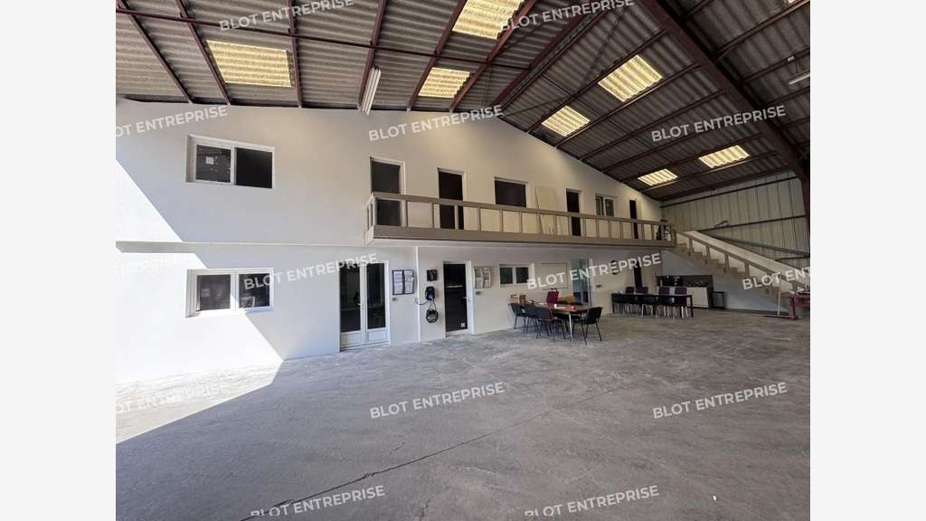 A louer bâtiment industriel 885m² à Caudan