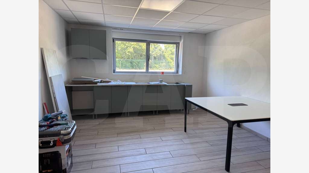 A louer locaux d’activités 760m² à Caudan