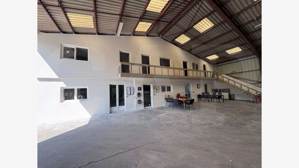 A louer locaux d’activités 760m² à Caudan