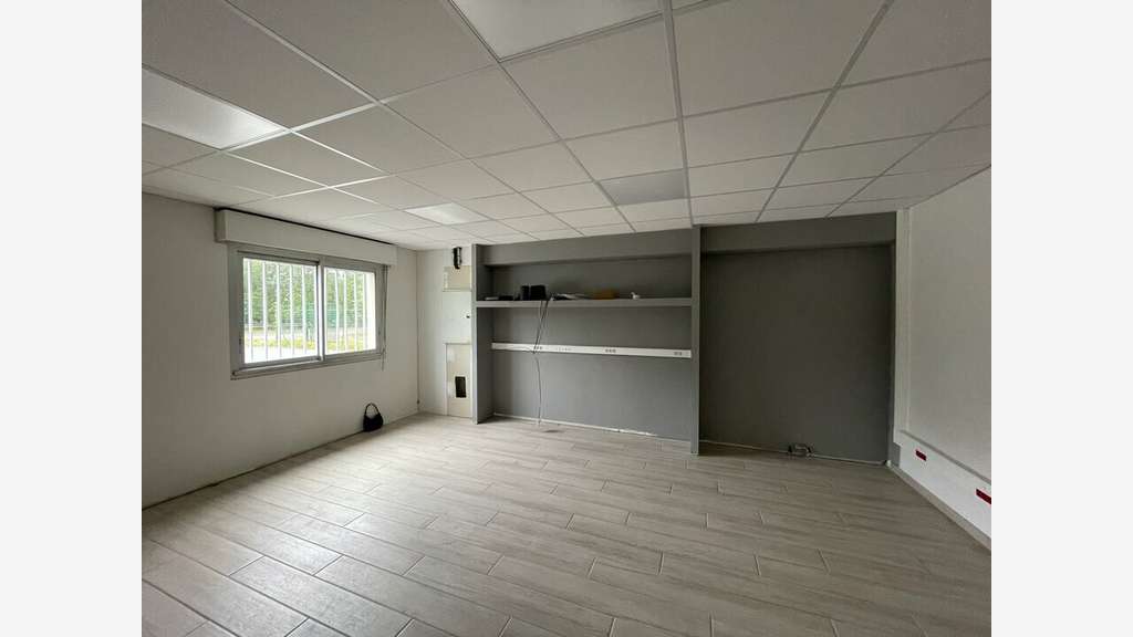 Local d'activité 885m² à louer à Caudan