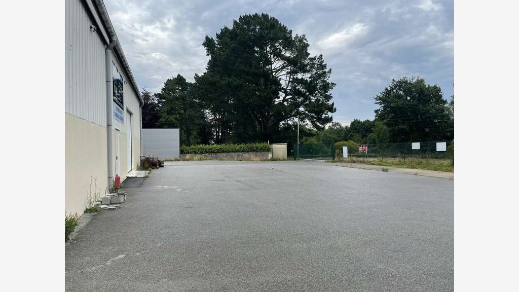 Local d'activité 885m² à louer à Caudan
