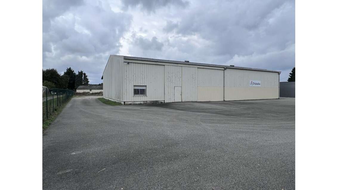Local d'activité 885m² à louer à Caudan