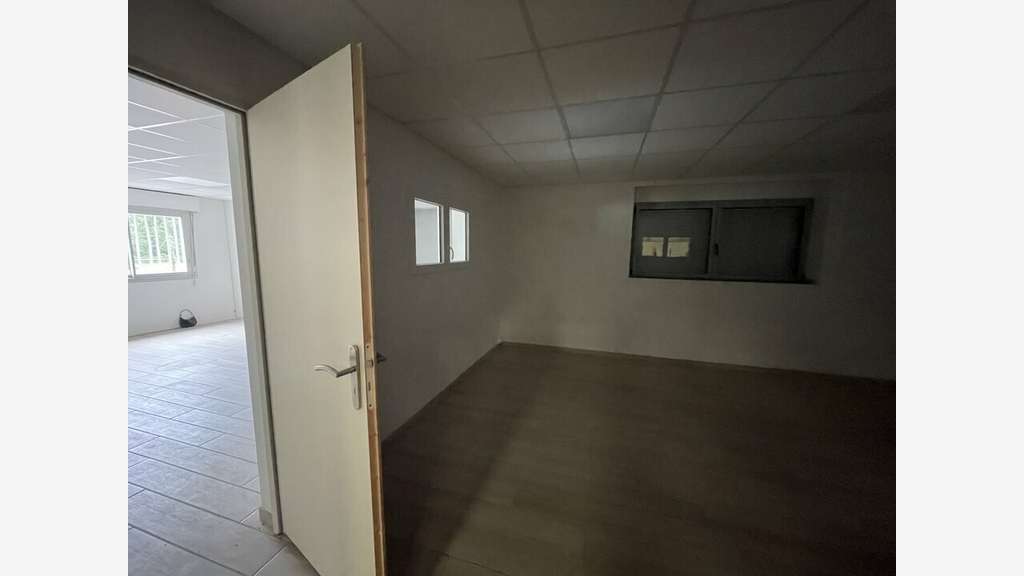 Local d'activité 885m² à louer à Caudan