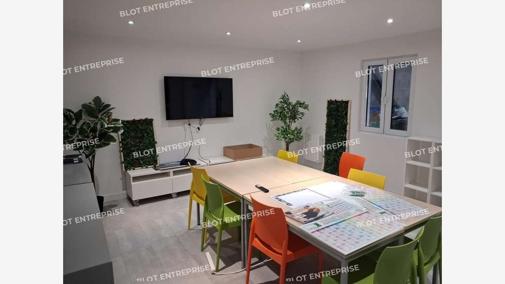 À LOUER - LOCAL D'ACTIVITES 245 m² - CAUDAN