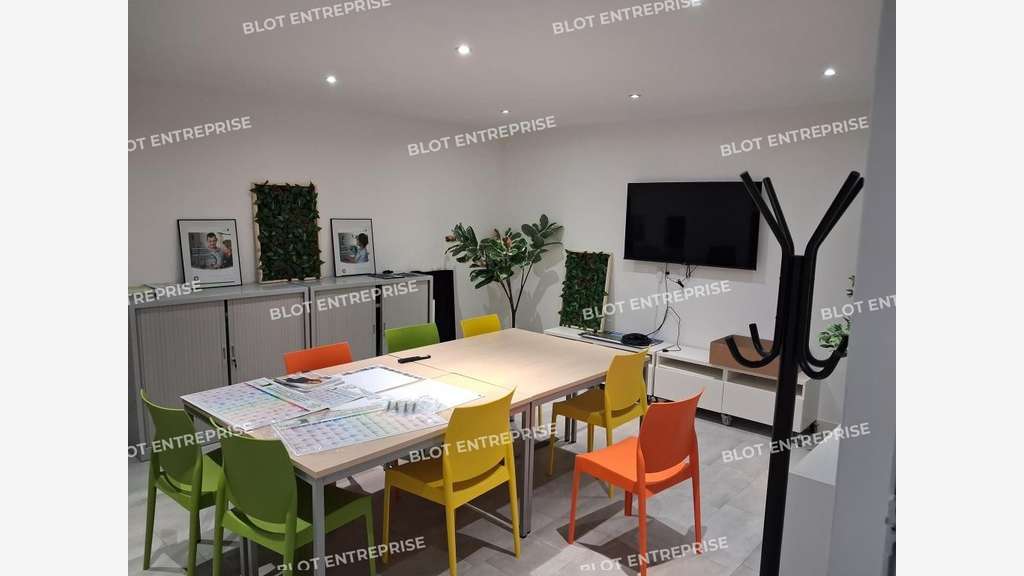 À LOUER - LOCAL D'ACTIVITES 245 m² - CAUDAN