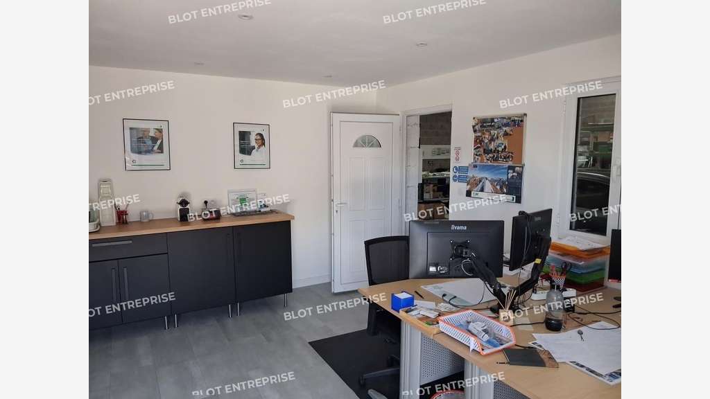 À LOUER - LOCAL D'ACTIVITES 245 m² - CAUDAN