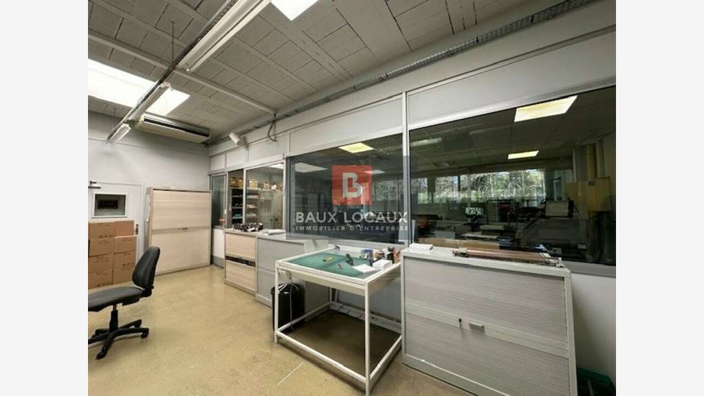 Local mixte 1613m² à louer à Cavaillon