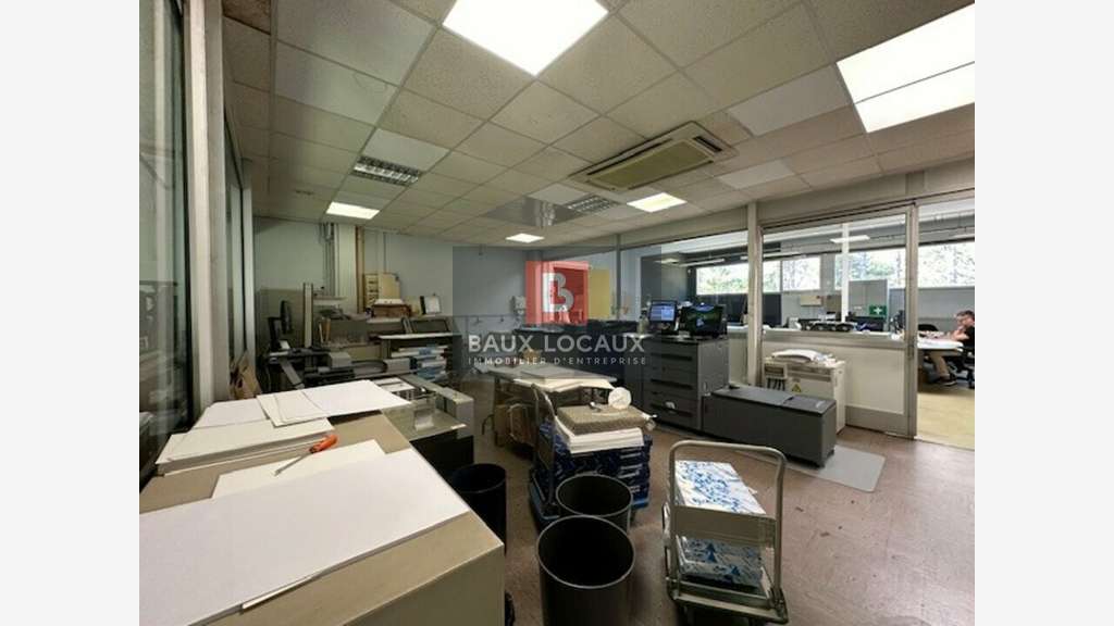 Local mixte 1613m² à louer à Cavaillon