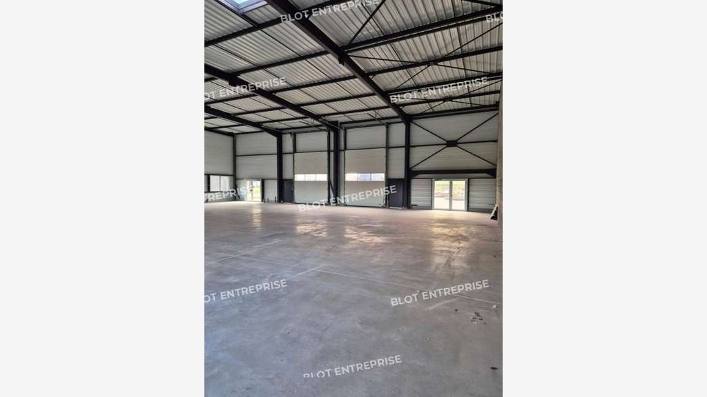 A louer local d'activités 1373m² à Cavan