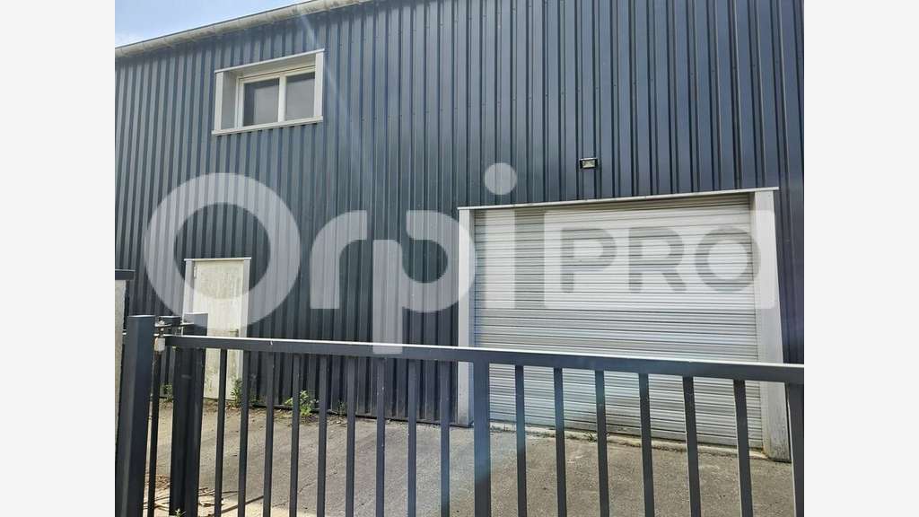 Local d'activité 320m² à louer à Cavignac 