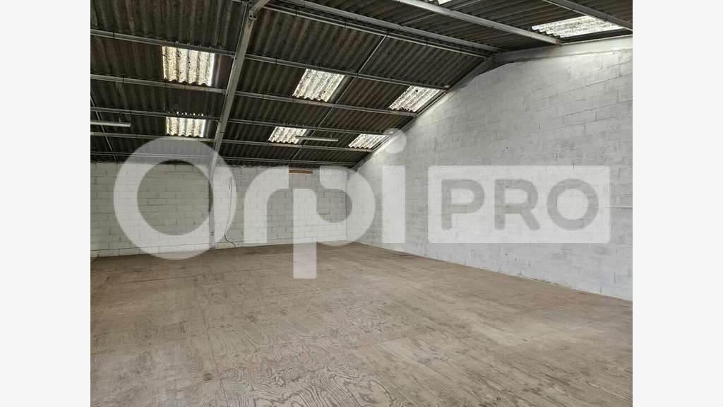 Local d'activité 320m² à louer à Cavignac 