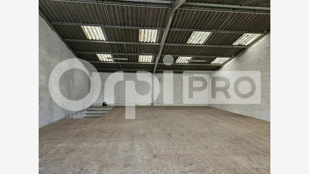 Local d'activité 320m² à louer à Cavignac 