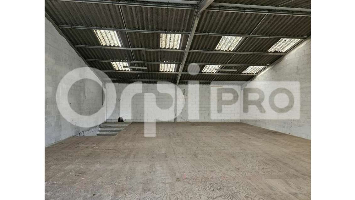 Local d'activité 320m² à louer à Cavignac 