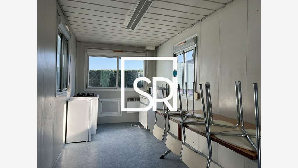 Loue entrepôt local d'activité de 840m² à Cellule