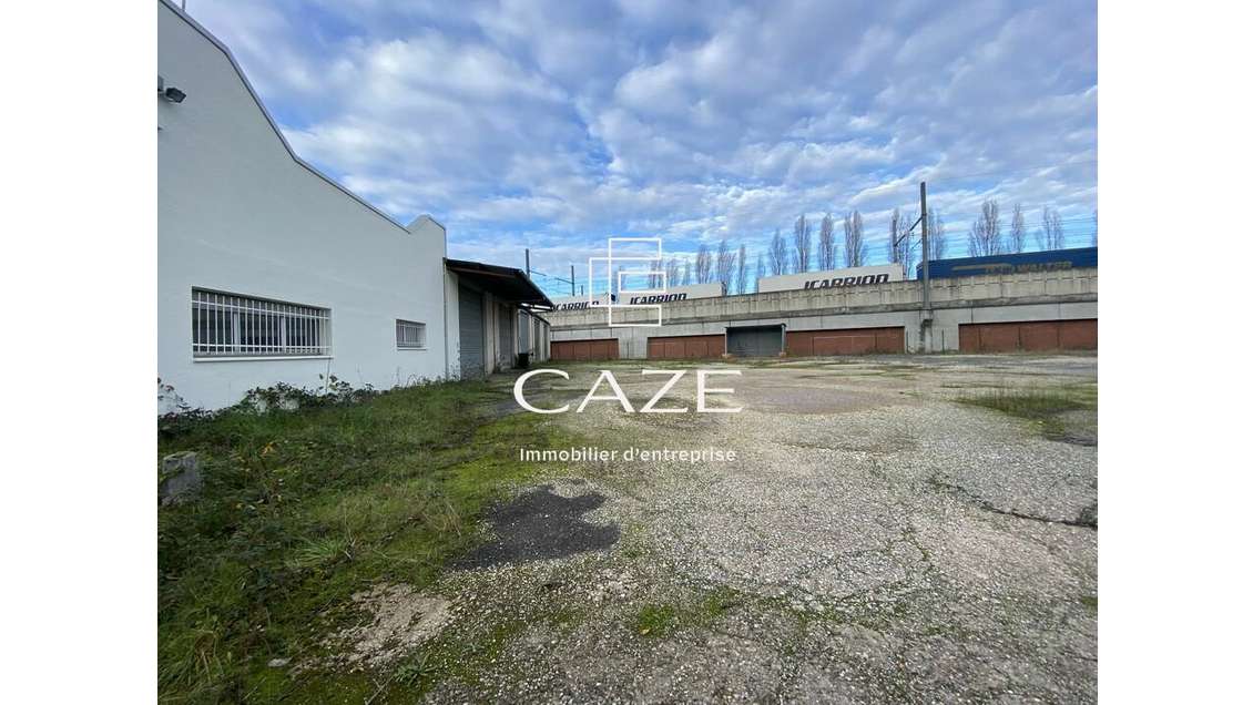 Local 670m² à louer avec grand foncier à Cenon