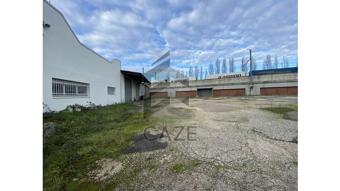 Local 670m² à louer avec grand foncier à Cenon