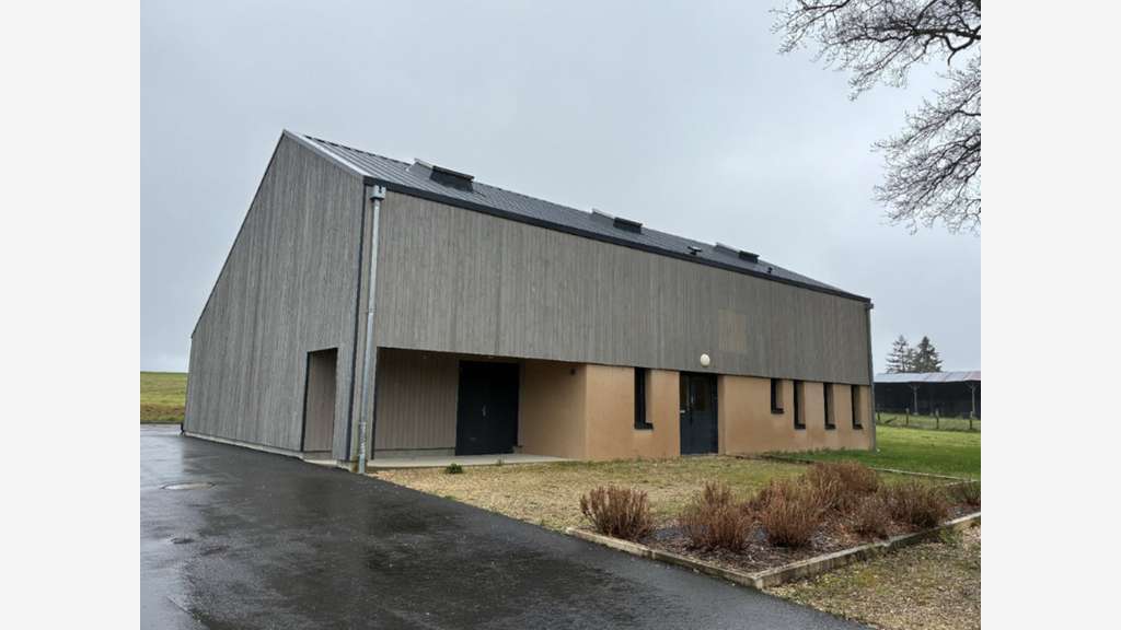 Local d'activités 493m² à louer à Céré-la-Ronde
