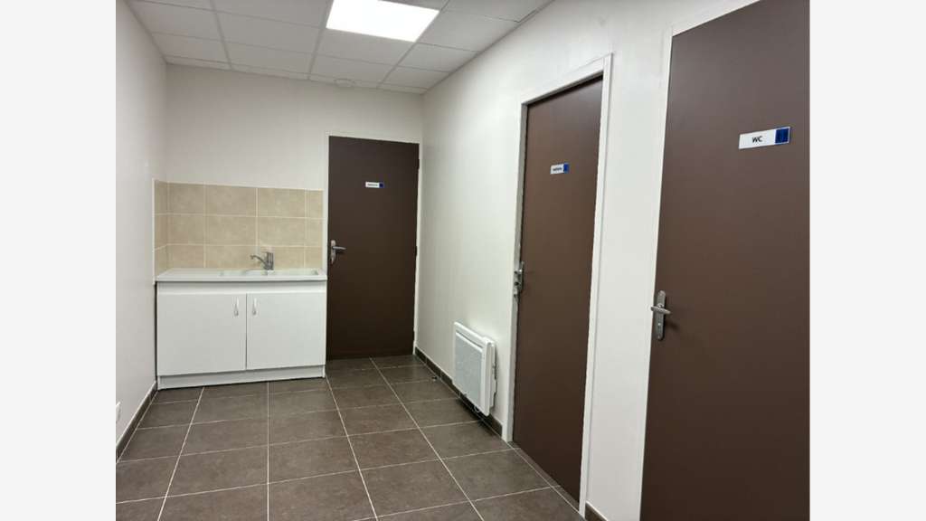 Local d'activités 493m² à louer à Céré-la-Ronde