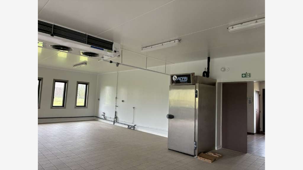 Local d'activités 493m² à louer à Céré-la-Ronde