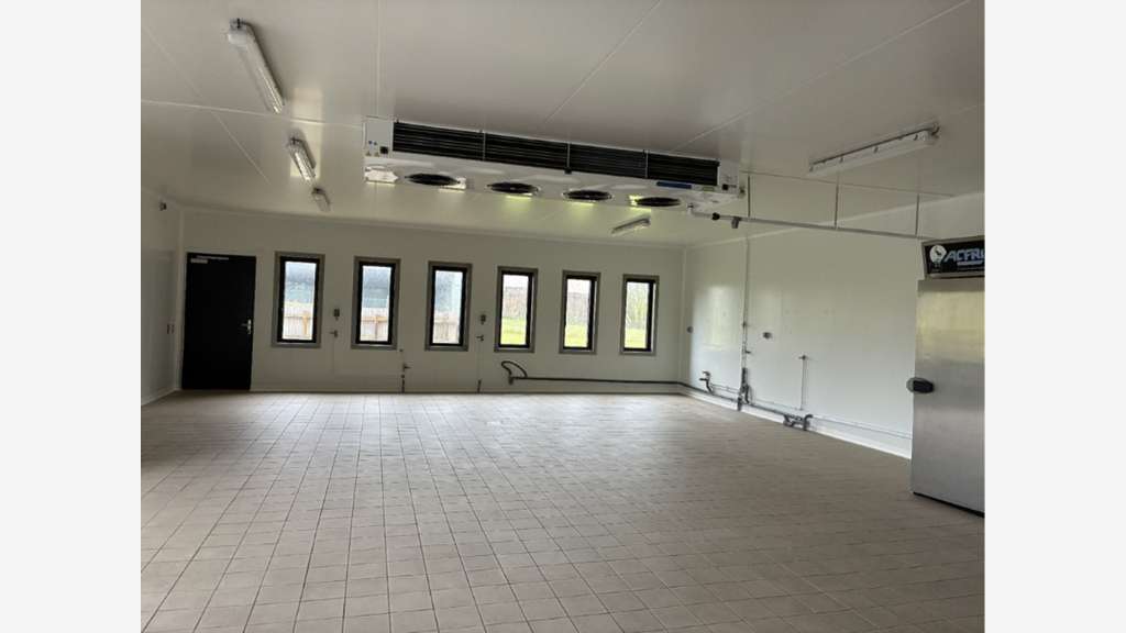 Local d'activités 493m² à louer à Céré-la-Ronde