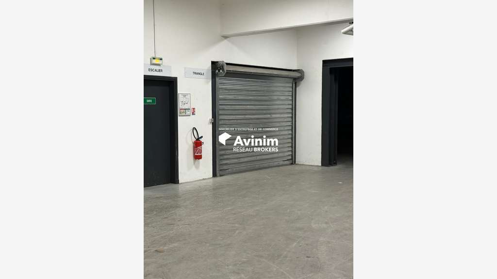 À louer local de stockage 455m² à Cergy