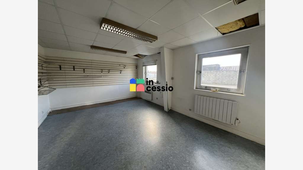 A louer 1 395m² idéal activité production Alençon