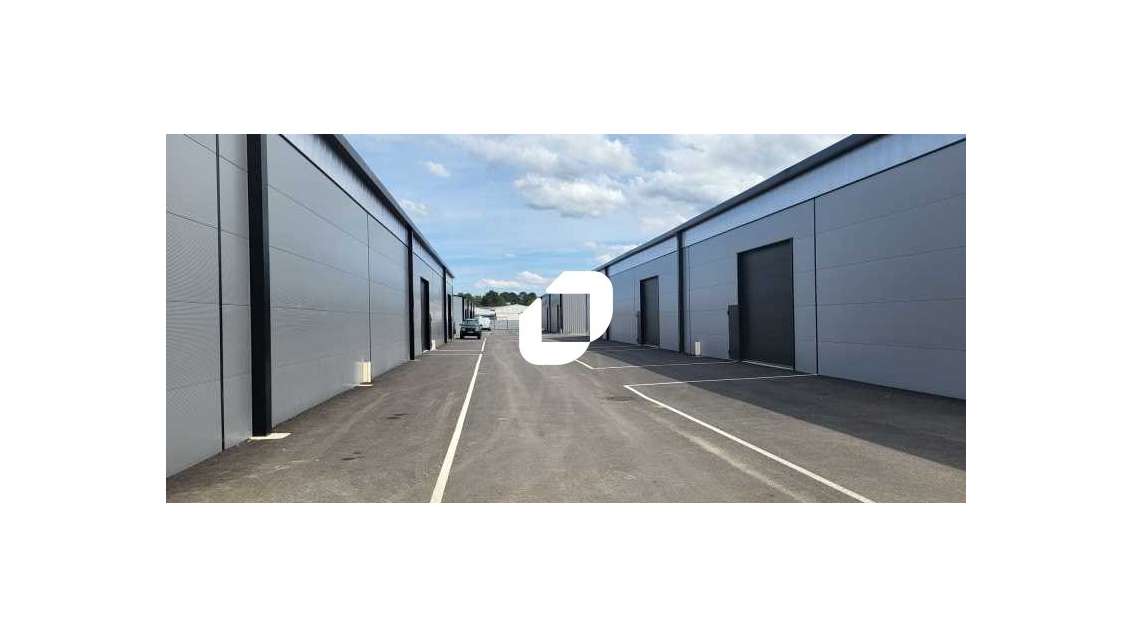 Loue local d'activité 904m² à Cestas axe passant