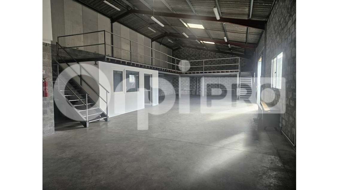 Local d'activité de 336m² à louer en ZA de Cestas