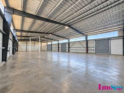 Entrepôt neuf 105m² à louer axe passant à Cestas