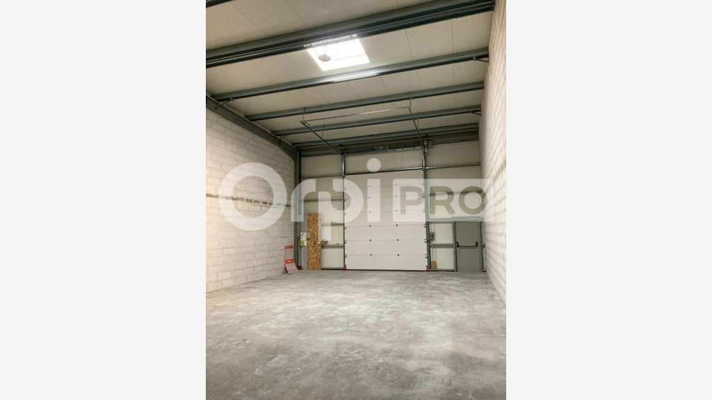 A louer entrepôt neuf 123m² à Chaingy ZAC