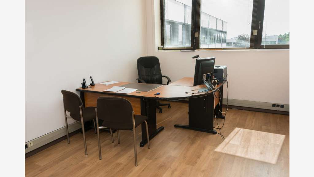 Location d'un local industriel de 5 700 m² à C