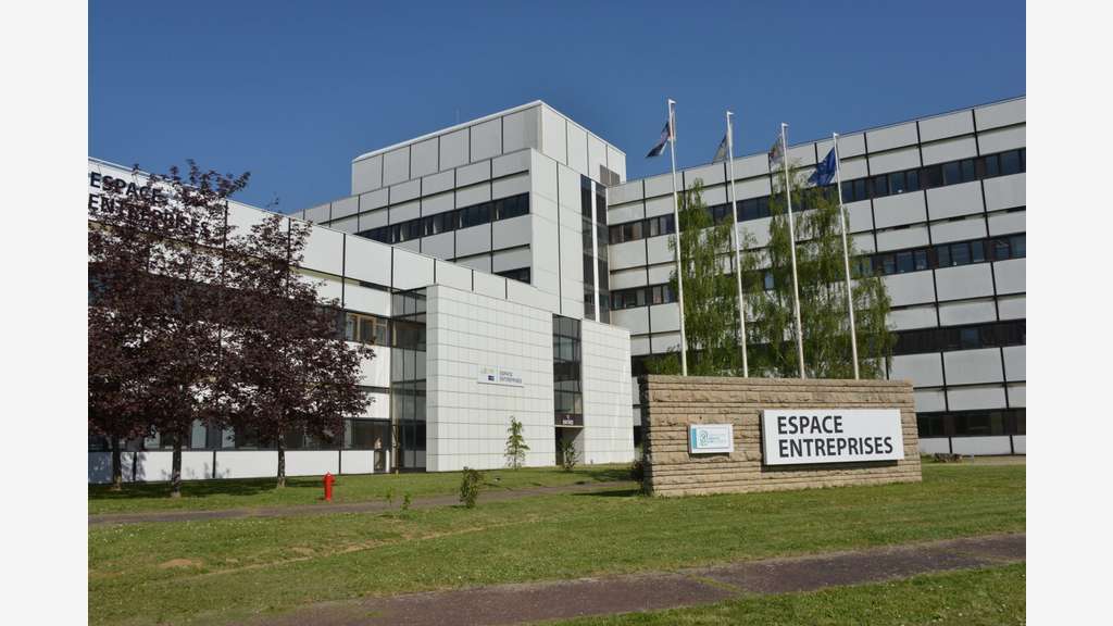Location d'un local industriel de 5 700 m² à C