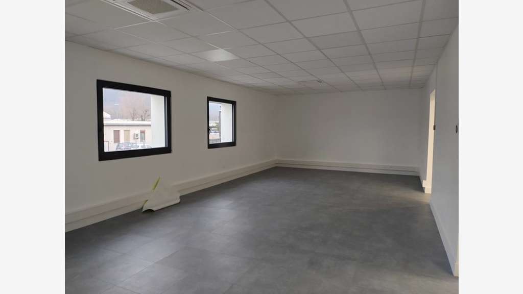 Local/bureau de 200m² à louer à Chambéry Landiers