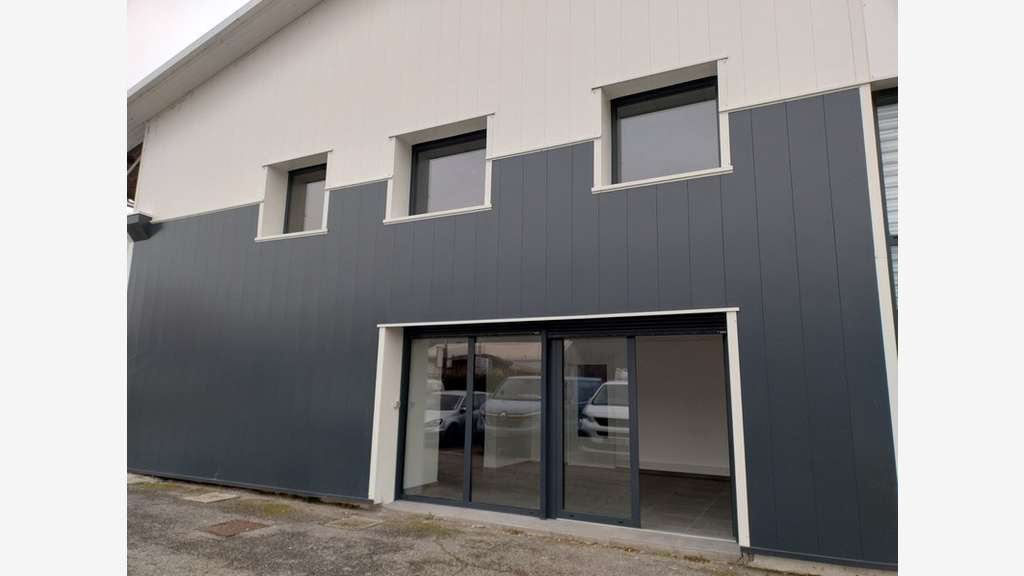 Local/bureau de 200m² à louer à Chambéry Landiers