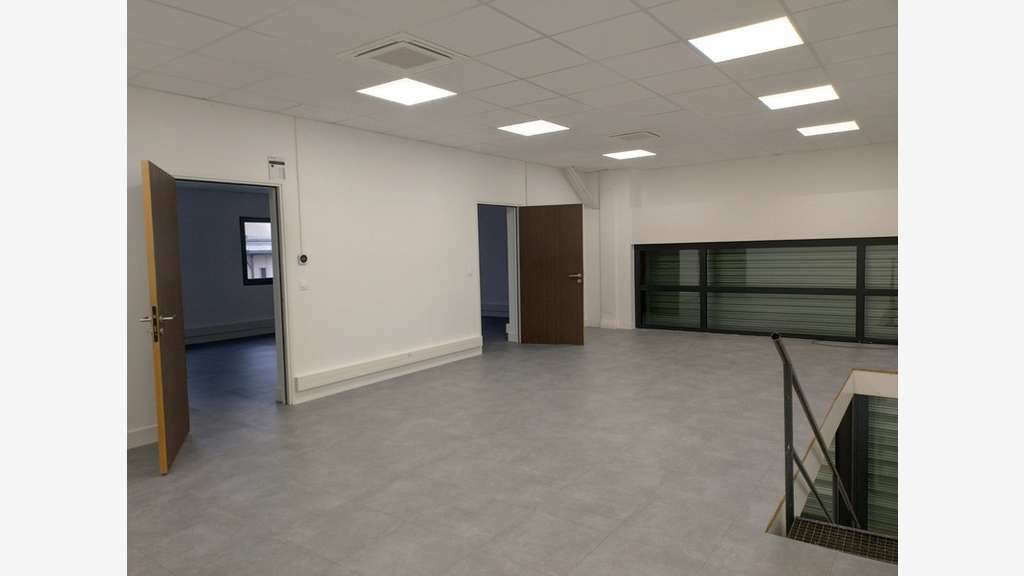 Local/bureau de 200m² à louer à Chambéry Landiers
