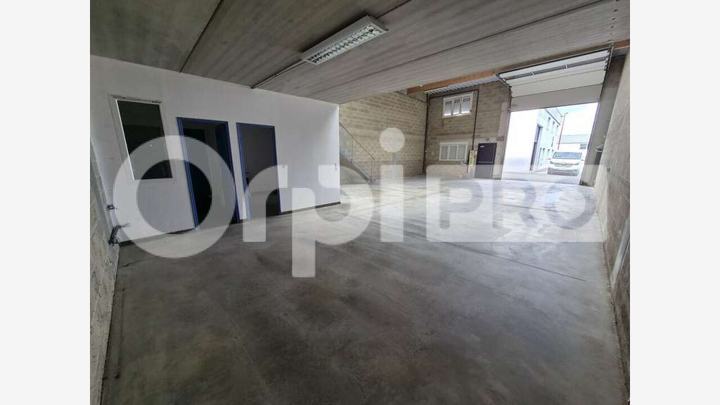 A louer local d'activité 380m² à Champfleury A4