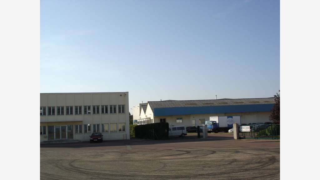 Entrepôt d'une surface de 6 000 m² à vendre ou à l