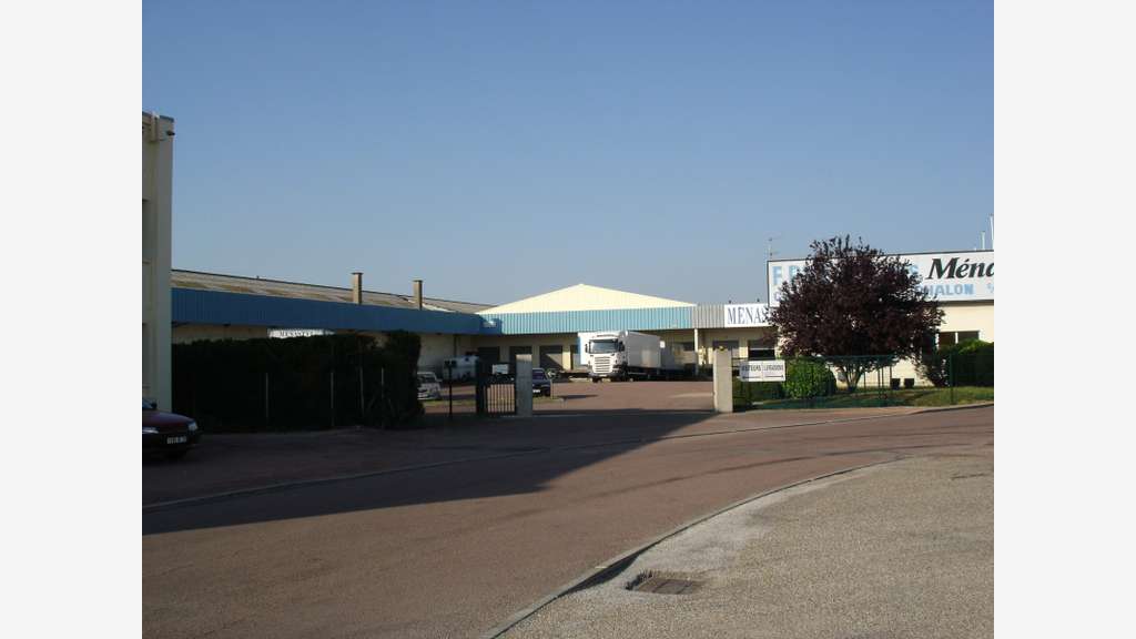 Entrepôt d'une surface de 6 000 m² à vendre ou à l