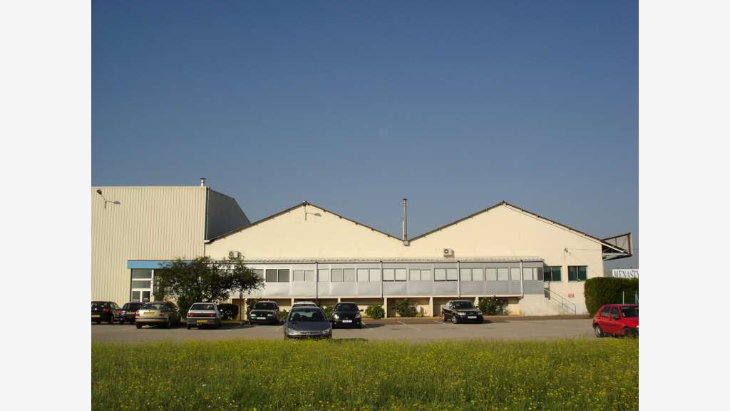 Entrepôt d'une surface de 6 000 m² à vendre ou à l