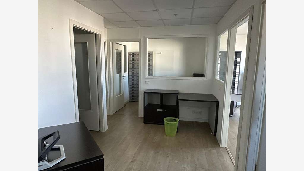 A louer entrepôt 2304m² avec accès facile Changé