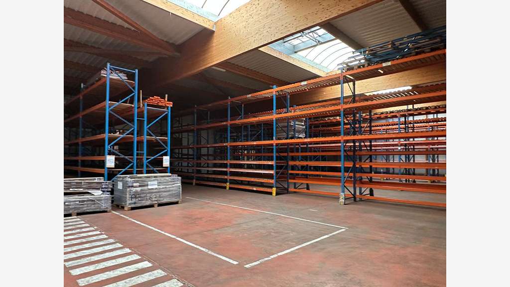 A louer entrepôt 2304m² avec accès facile Changé