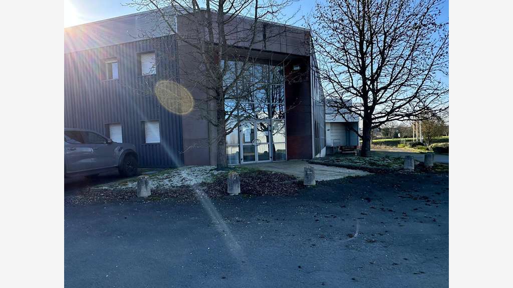 A louer entrepôt 2304m² avec accès facile Changé