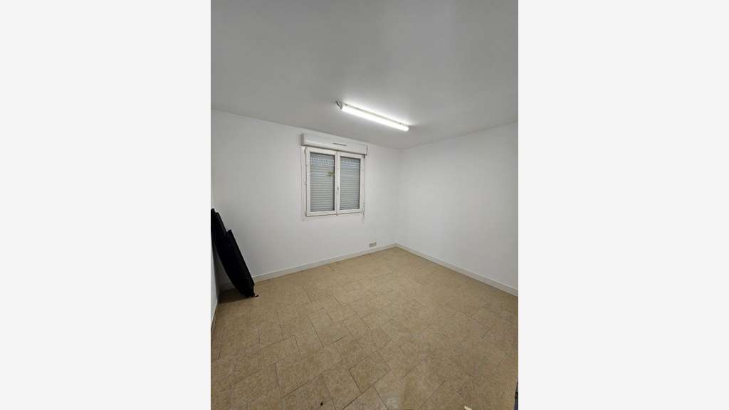 A louer local de stockage + bureau 60m² à Chaniers