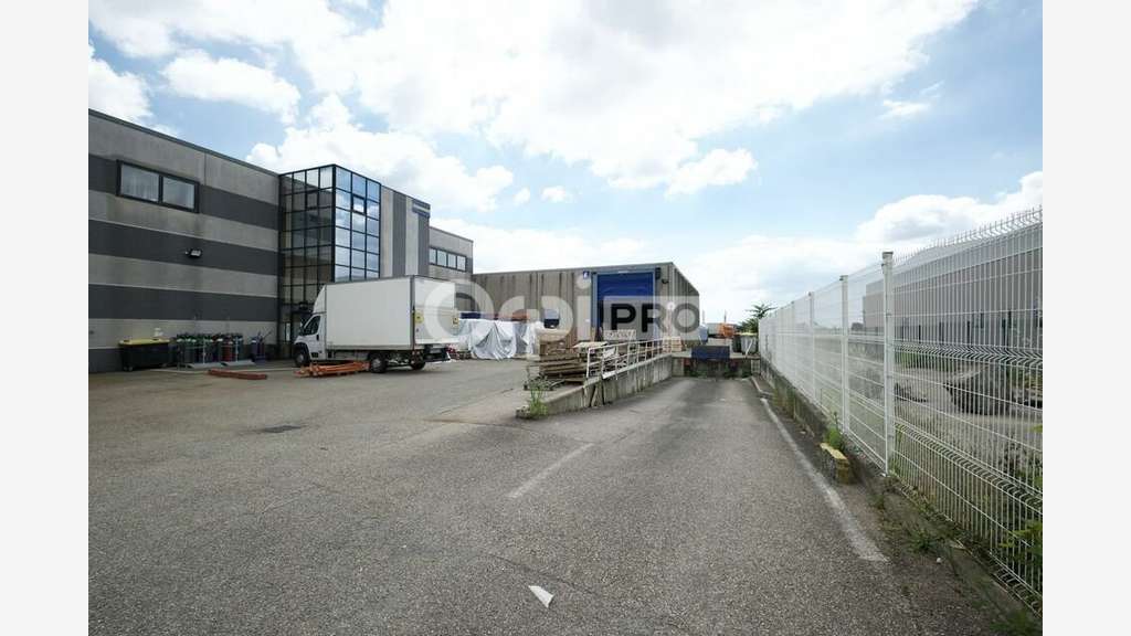 A louer local activités 1335m² Chaponnay accès A6