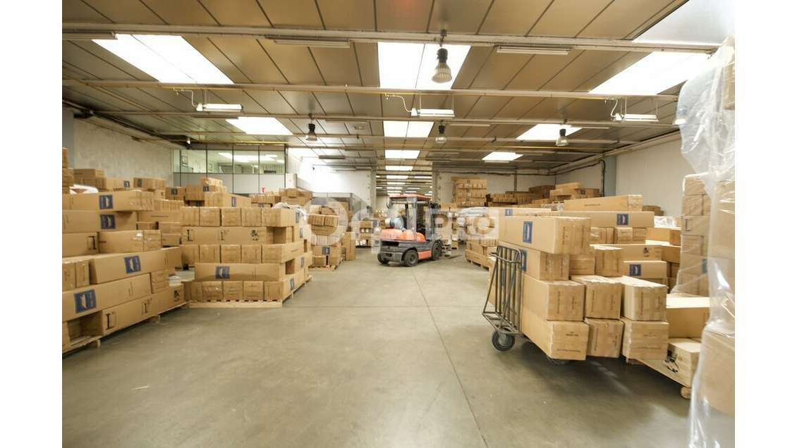 A louer local activités 1335m² Chaponnay accès A6