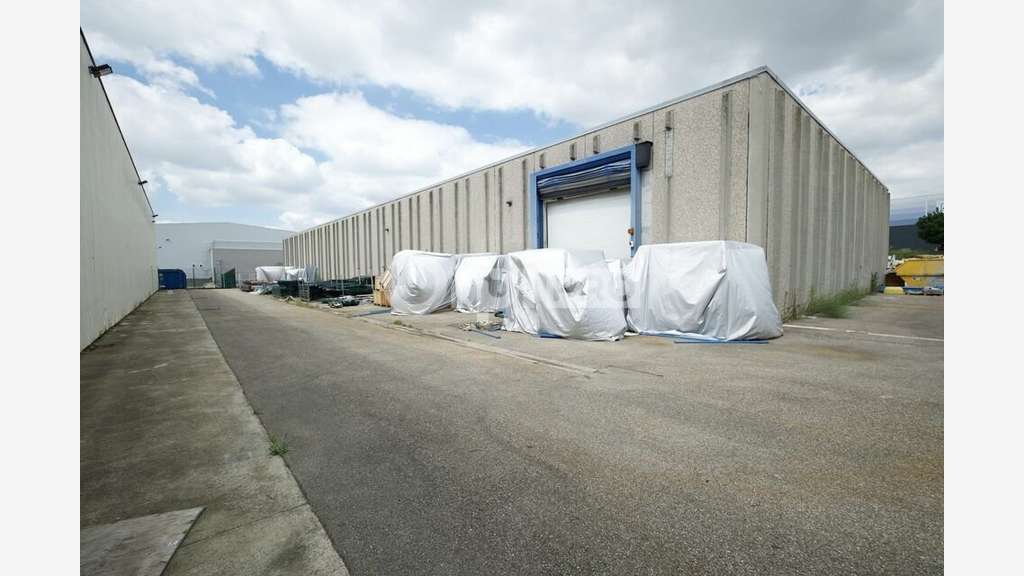 A louer local activités 1335m² Chaponnay accès A6