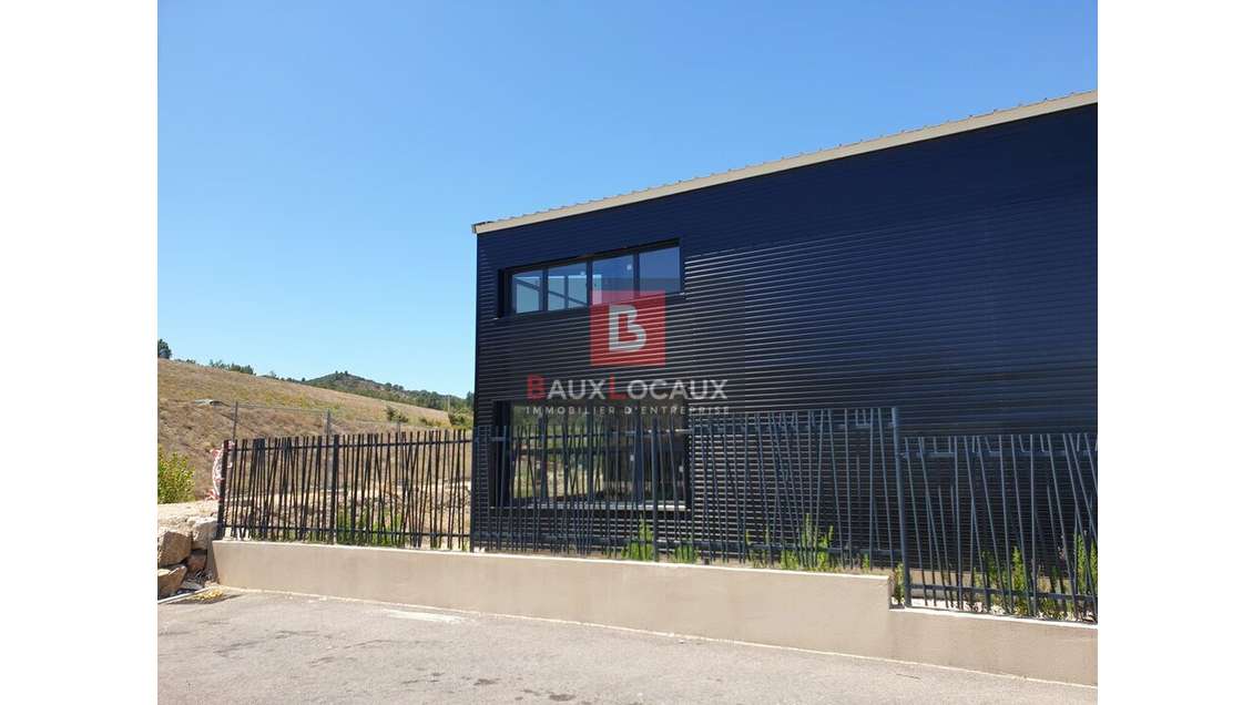 Location local d' activités de 300m² à Charleval