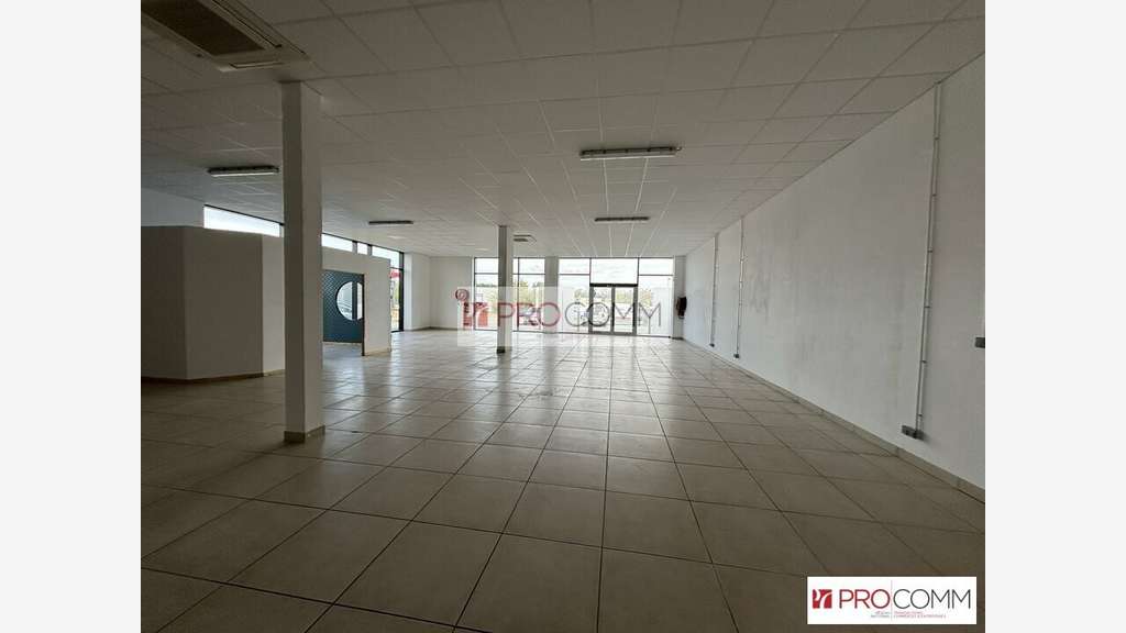 Local d'angle 220m² à louer agglo Chartres 